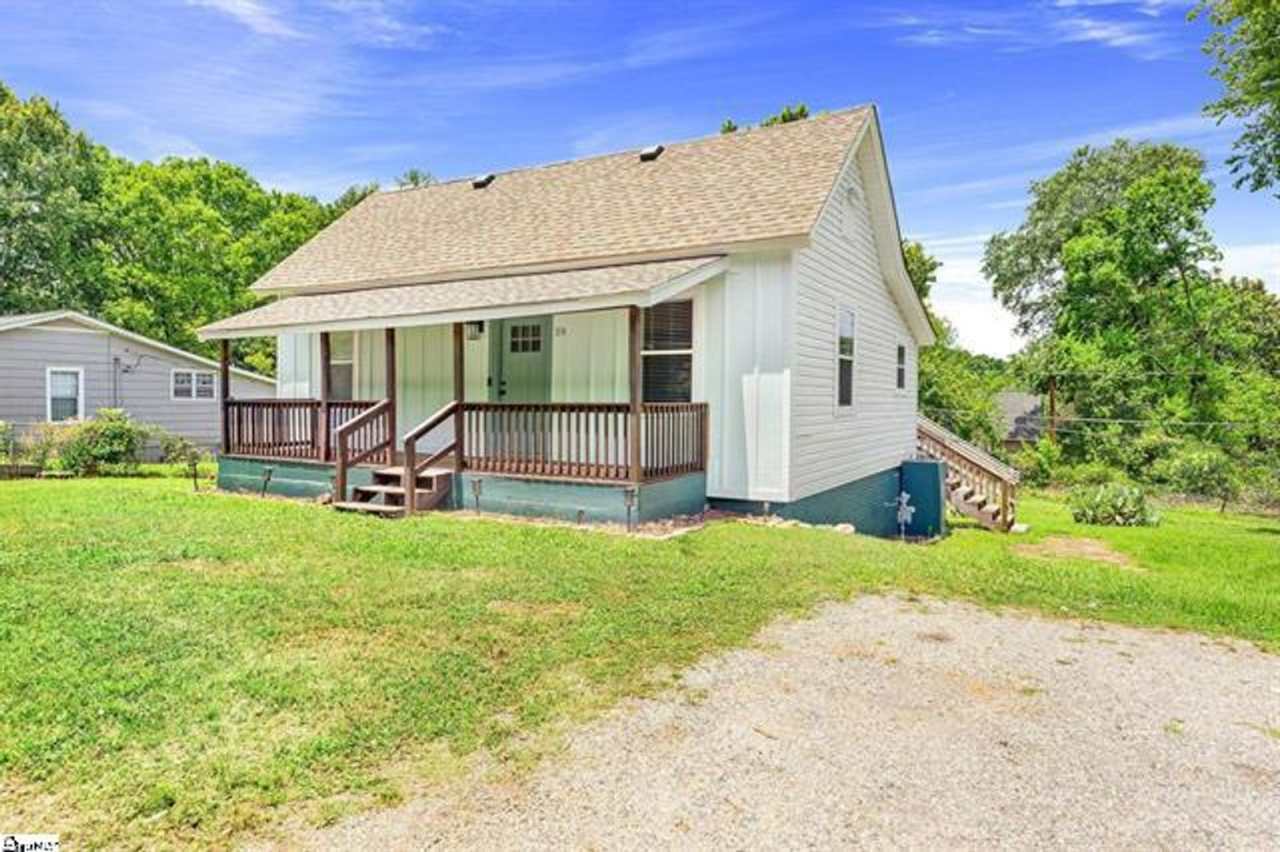 2 Bed, 2 Bath Fully Renovated Home Available in Greenville