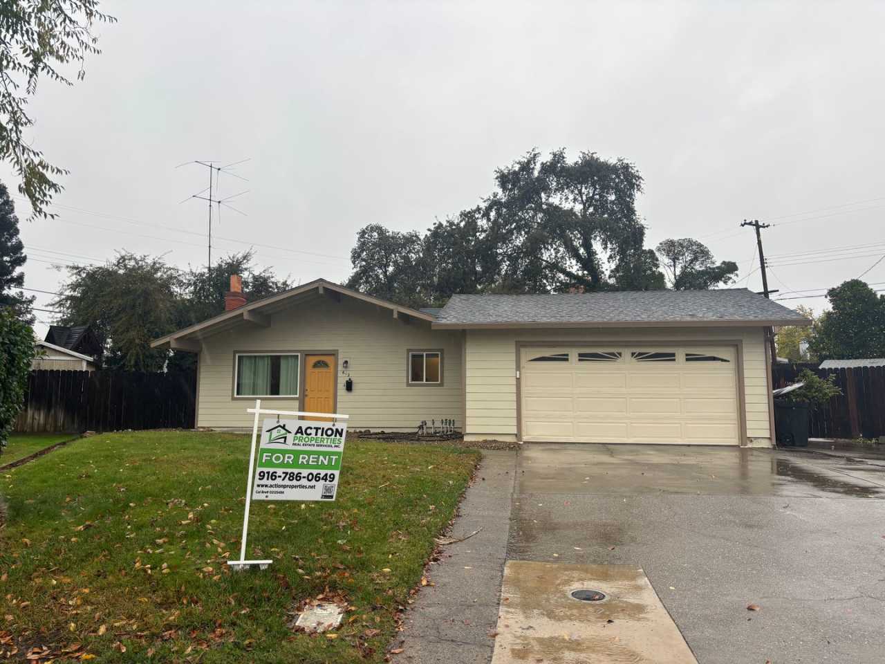 East Roseville, Sierra Gardens 3 Bedroom, 2 Bathroom, 2 Car Garage, Oversized Driveway, Culde-sac, Large Yard Owner Pays Water and Sewer