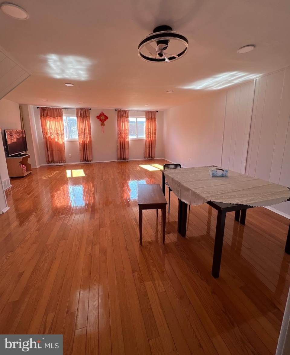 1100 W MASTER STREET