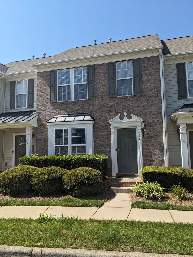 Townhome Close to I-485 and Shopping/Restaraunts
