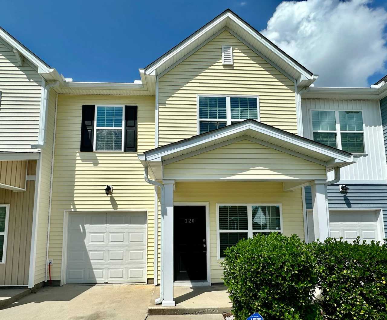 3 Bed 2 Bath Townhome Located in Cokers Commons in Goose Creek!