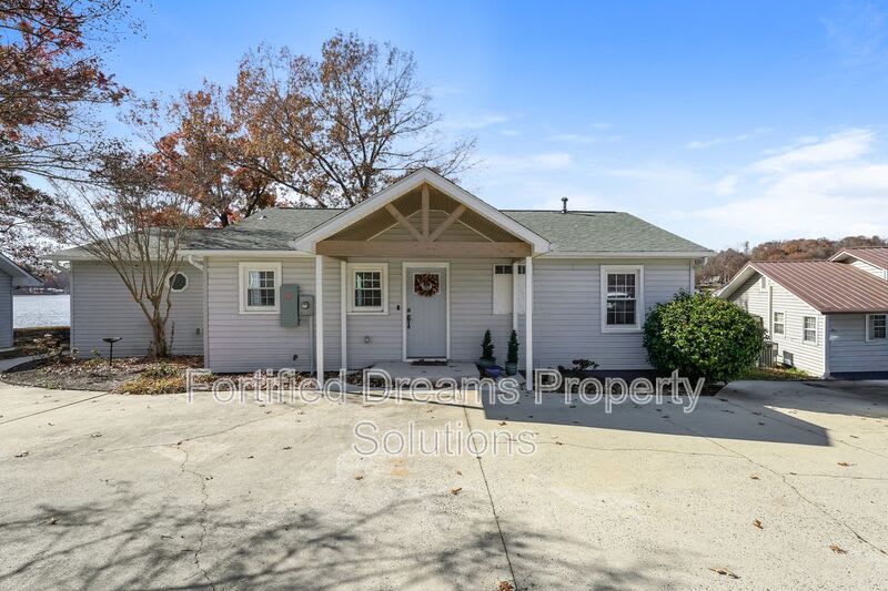 395 Lake Drive Number 8