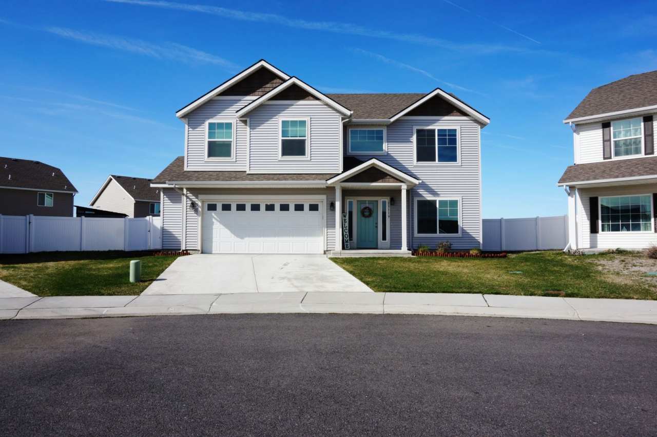 Amazing 3 Bedroom 3 Bath 2-Story Home in Airway Heights