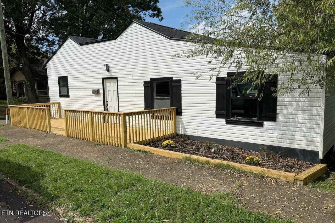 301 E Churchwell Ave