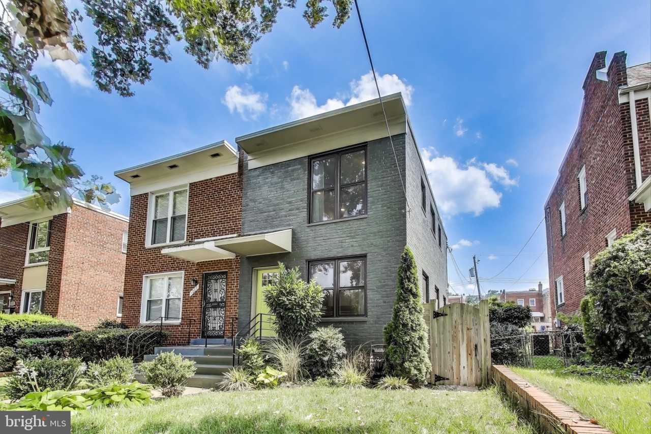 1225 EMERSON Street NE