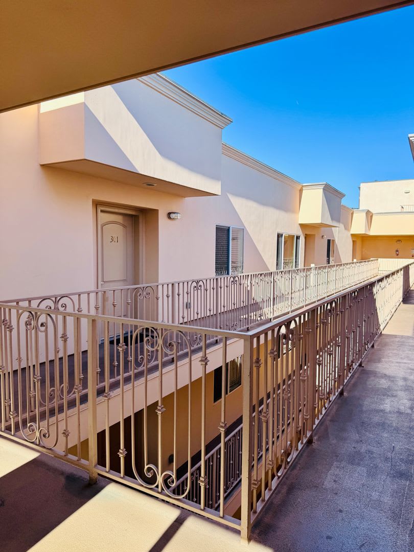 Spacious 3 bedroom condo in Van Nuys