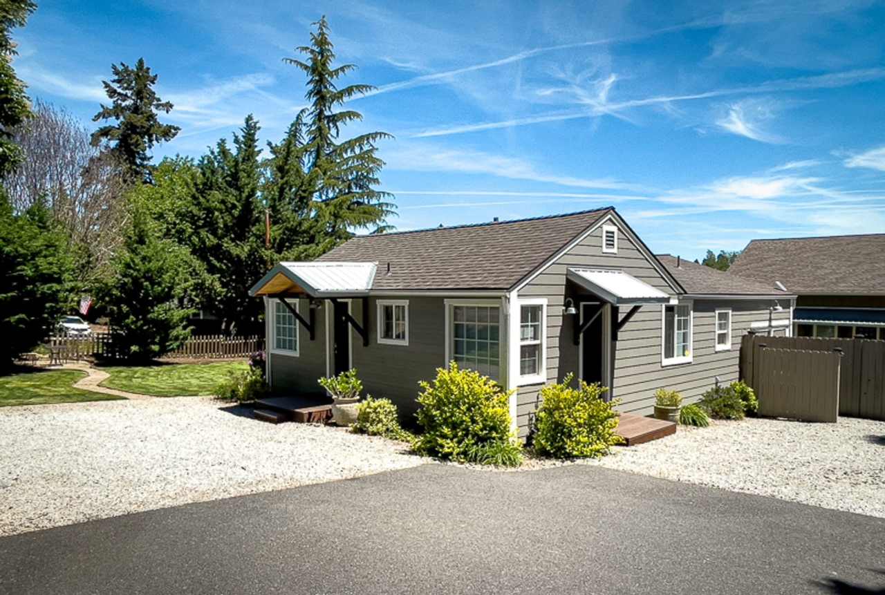 Kelsey's Cottage: Fully Furnished 2 bd/1ba Jacksonville Cottage, Large yard! $300 Utility Fee