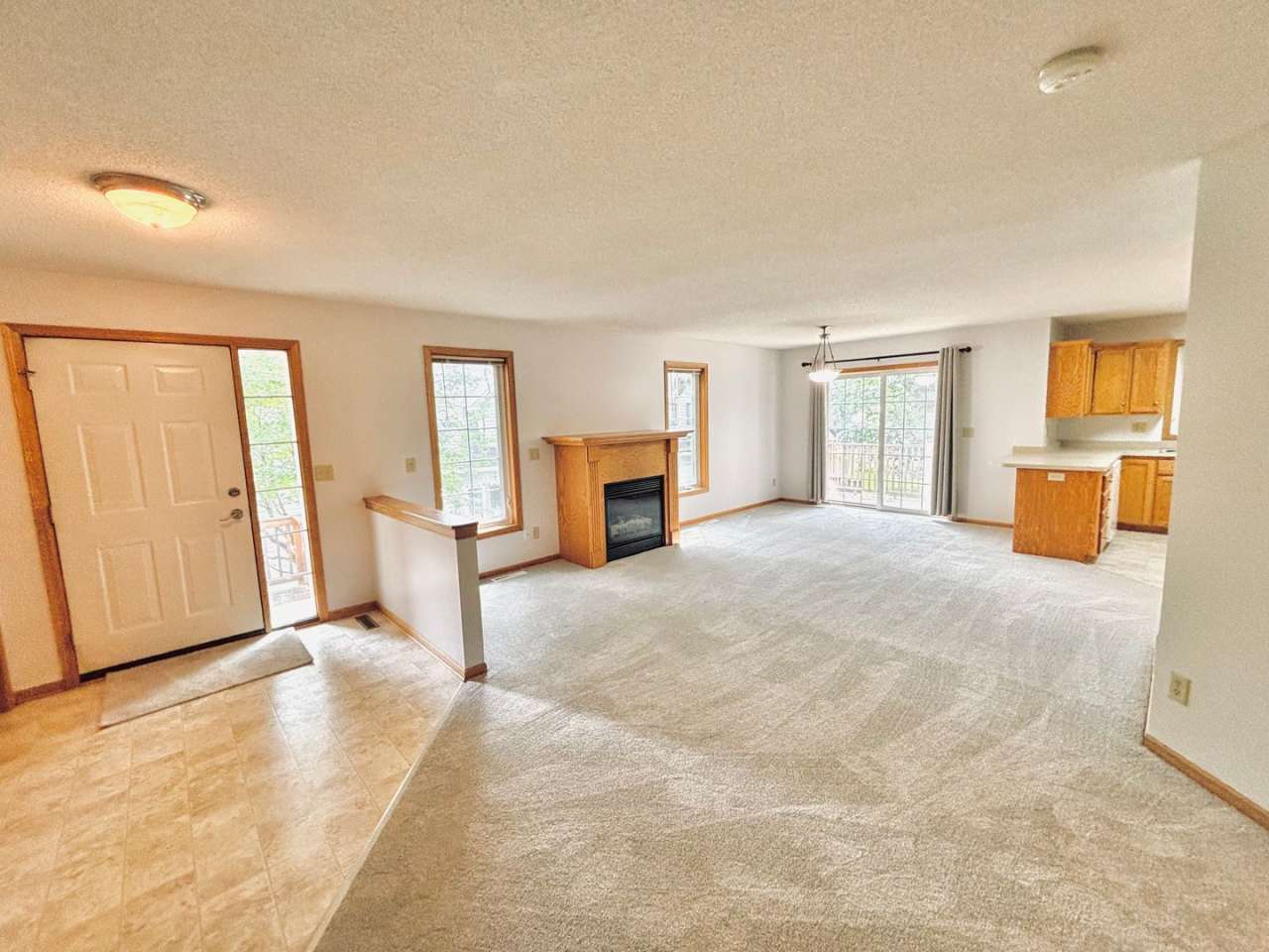 Fantastic 3 bed 3 bath townhome in Coon rapids!