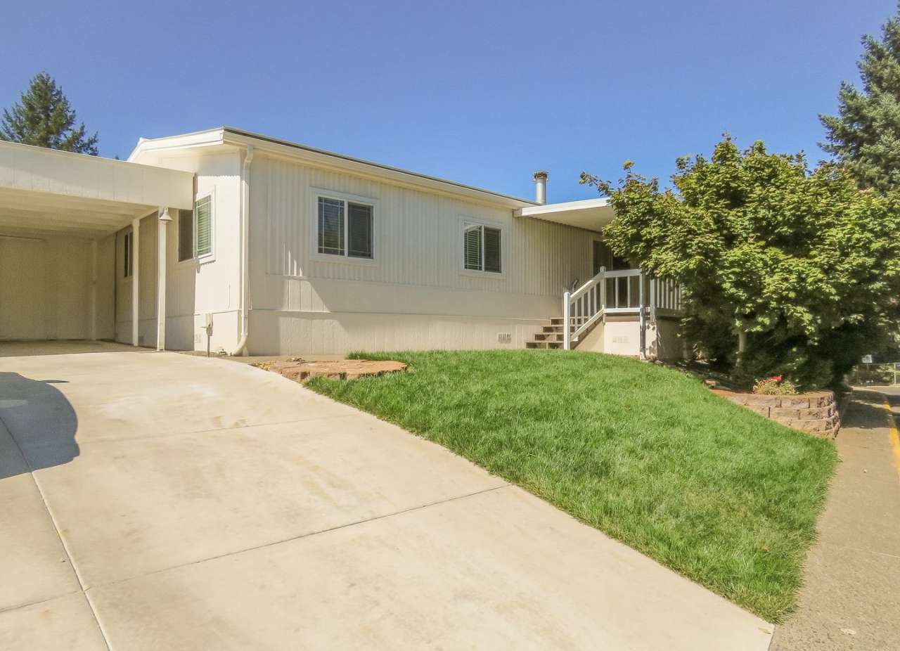 3 bedroom 2 bath available in Century Meadows Park in Aurora !!