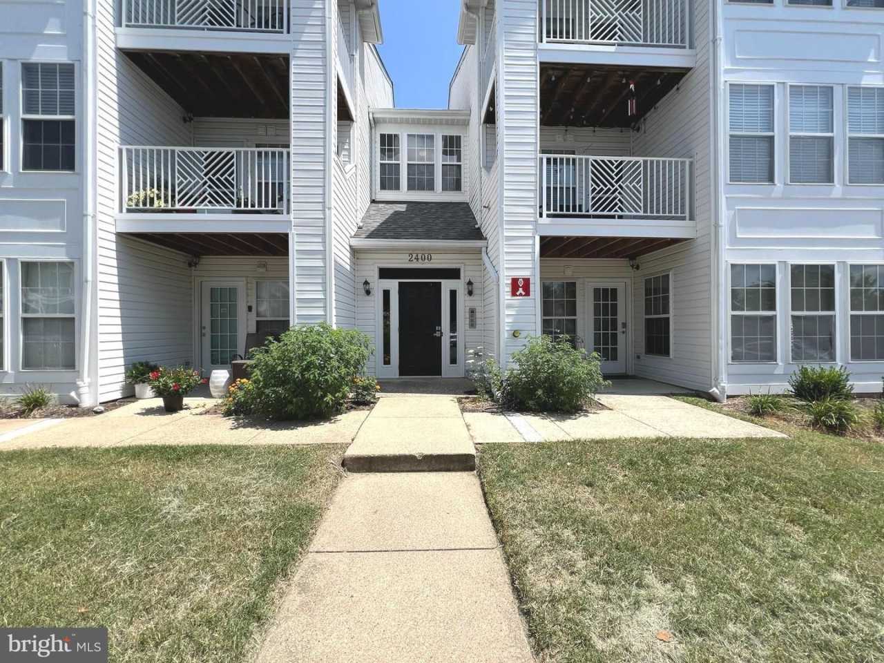 Gorgeous Light-Filled 2BR/2BA Penthouse Condo in Piney Orchard.