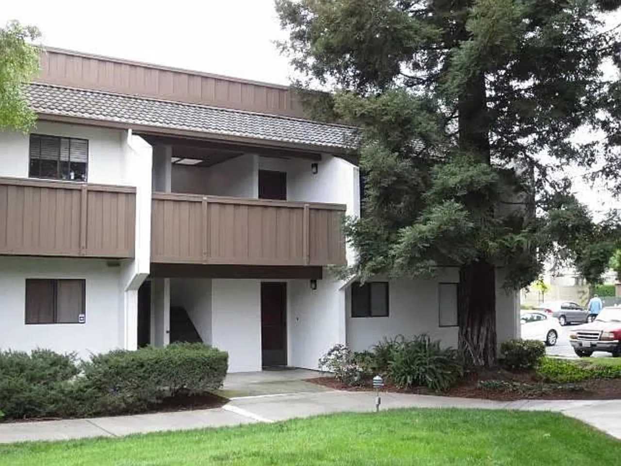 Available NOW! 2 Bedroom Condominium with Washer  Dryer Inside