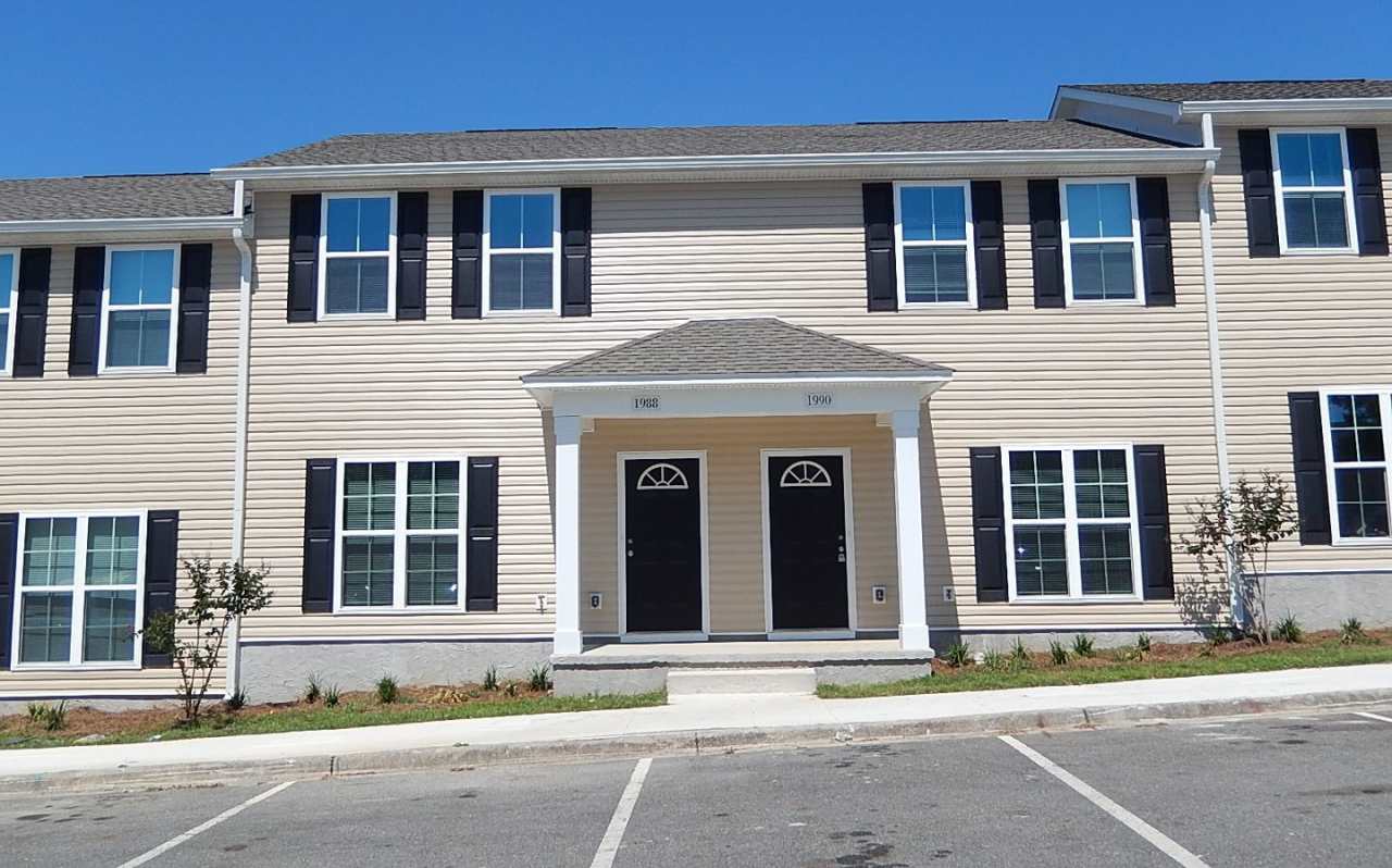 NEWER 3/3 w/ Black Appliances, Washer/Dryer,  Deck! Mins to FSU  TCC! Community Pool/Gym! $1600/month Avail NOW!