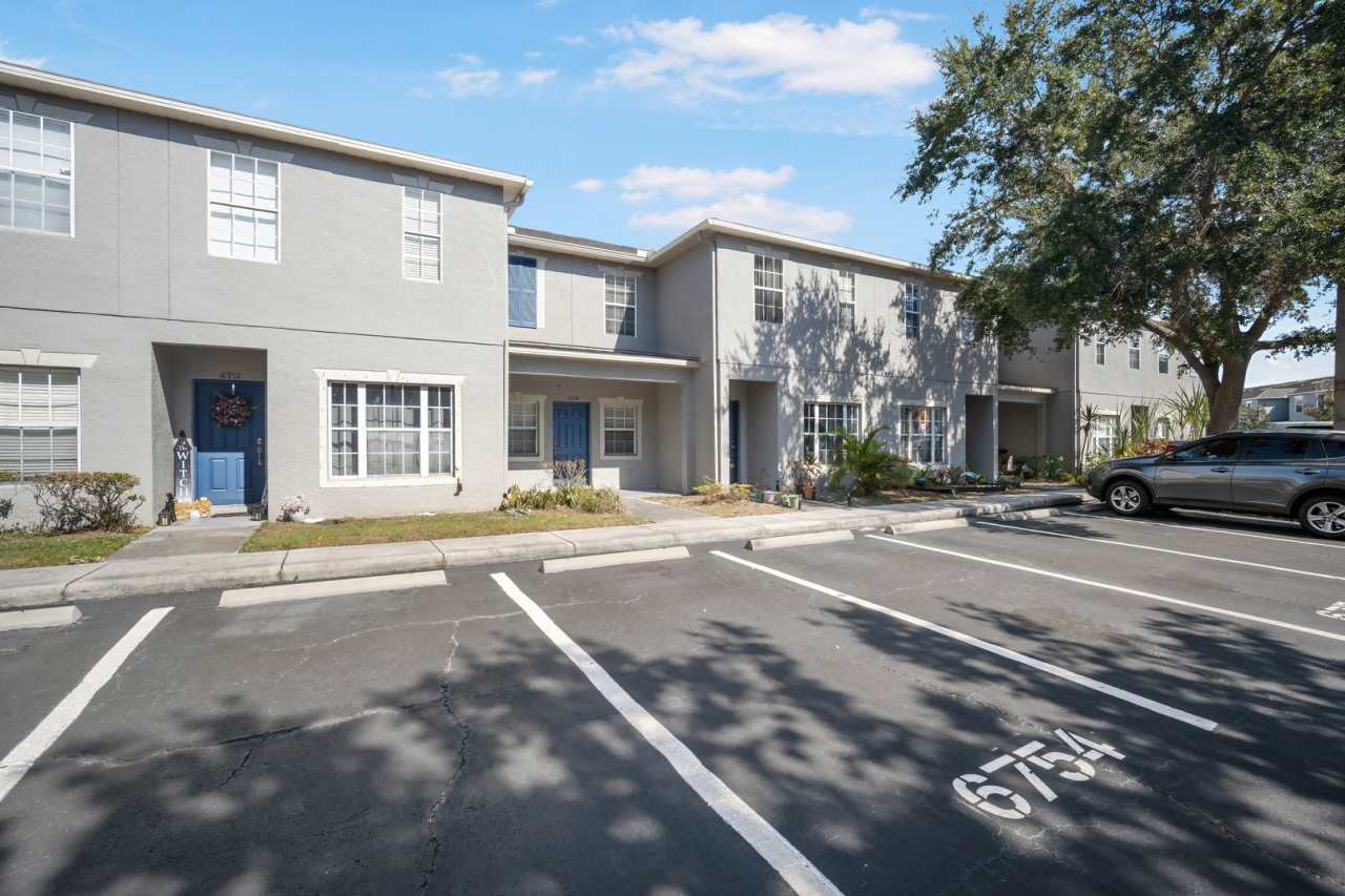 Charming 2Beds/ 2.5Baths Townhome with Amazing Amenities!