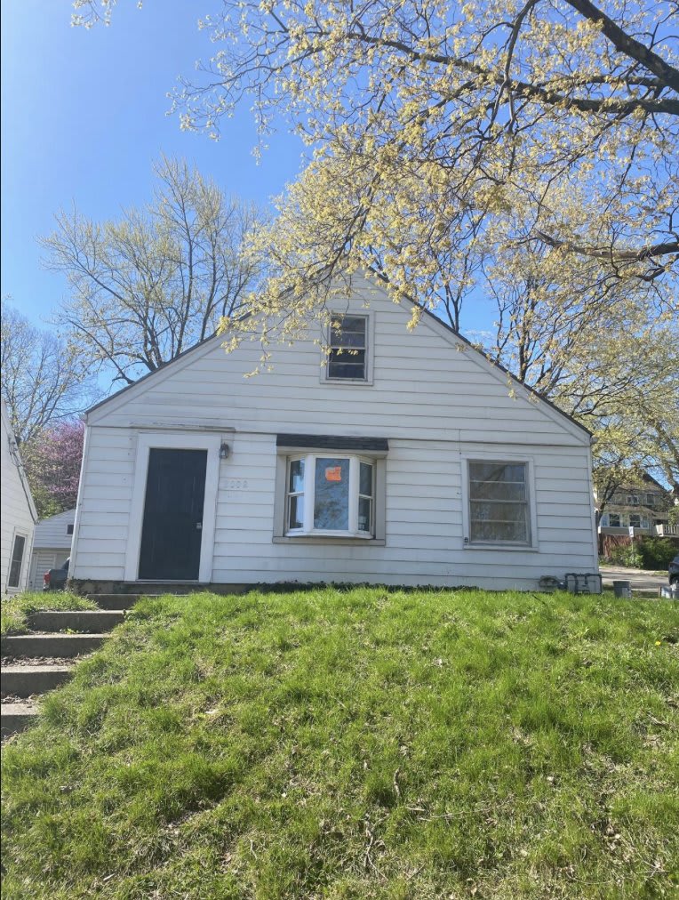 2002 Deanwood Avenue