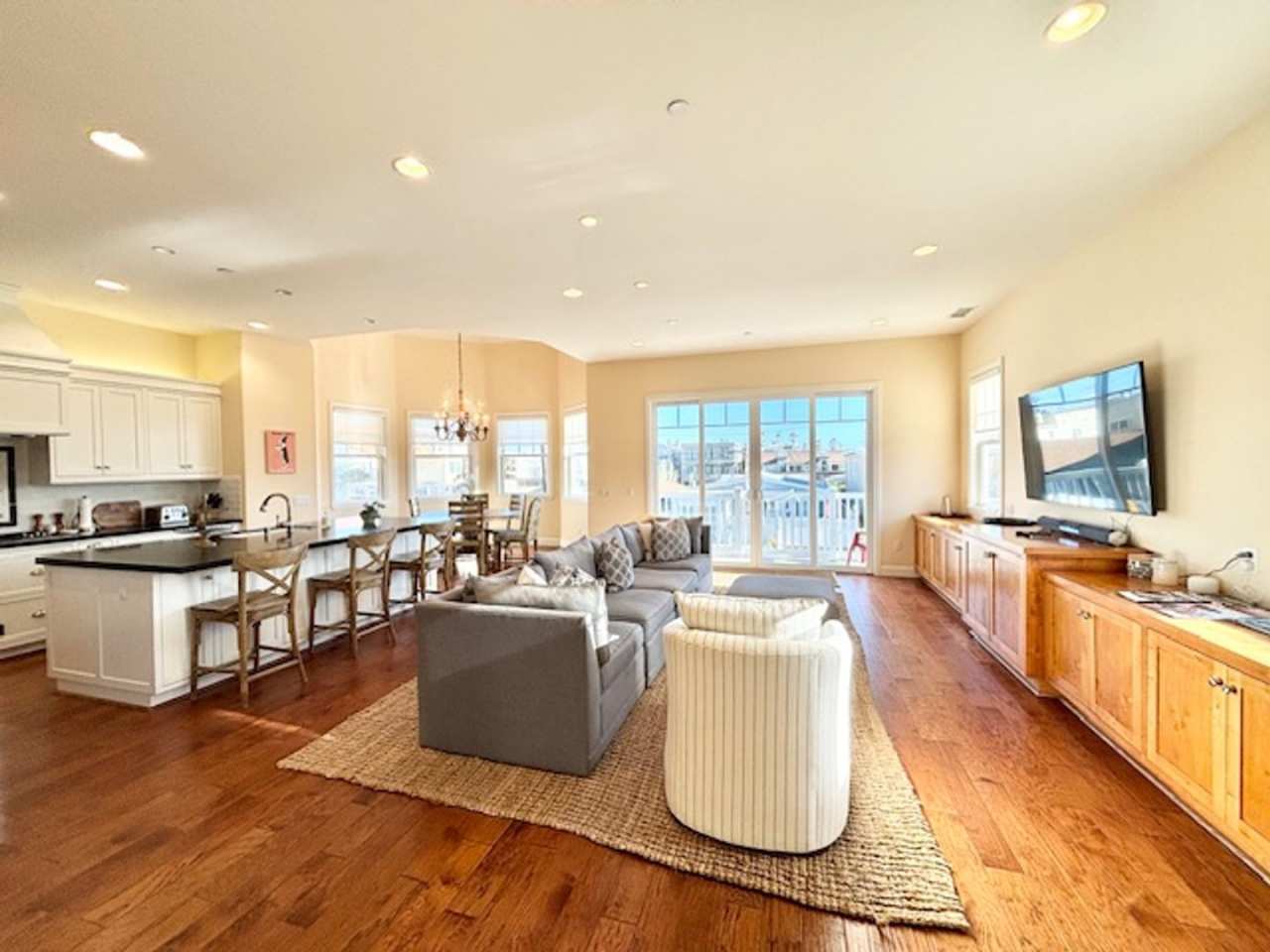 Oxnard | Silver Strand | 4 Bed + 3 Bath | Fully Furnished | 117 Glendale