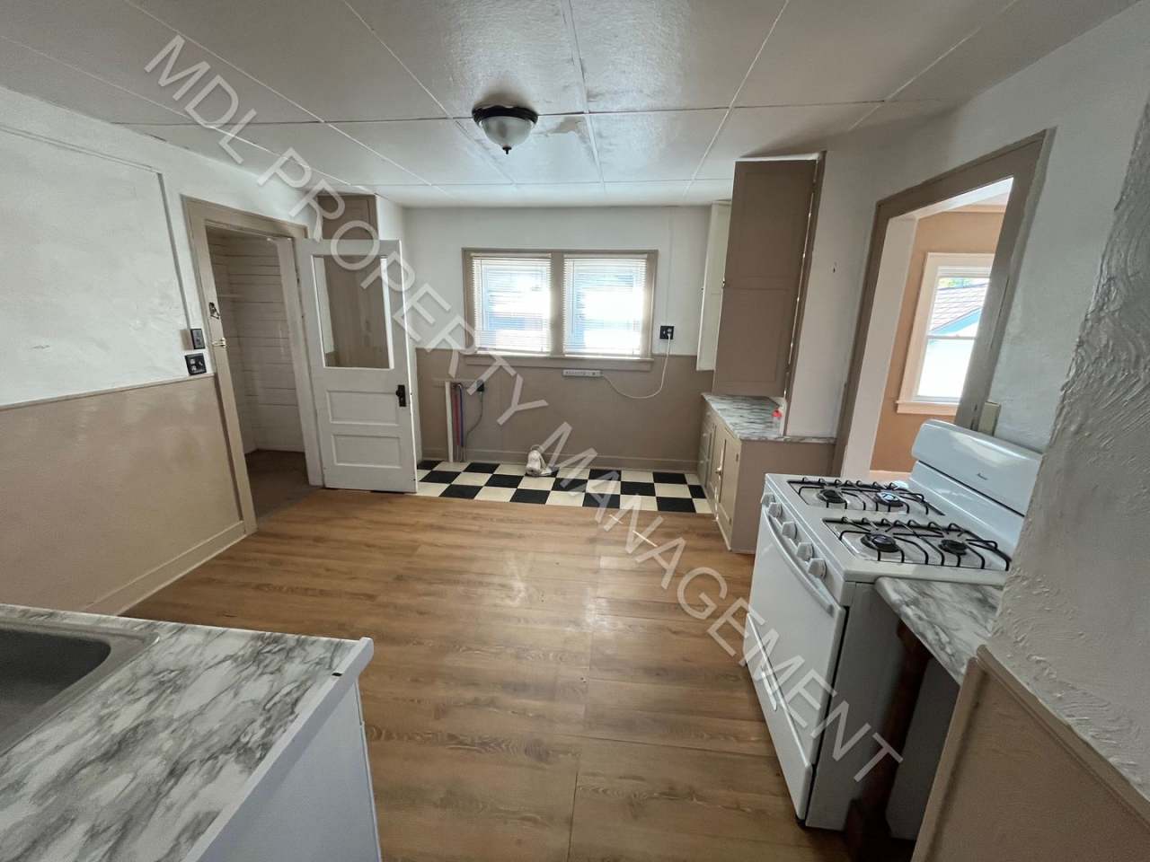 2 Bedroom 1 Bath Apartment w/ Basement