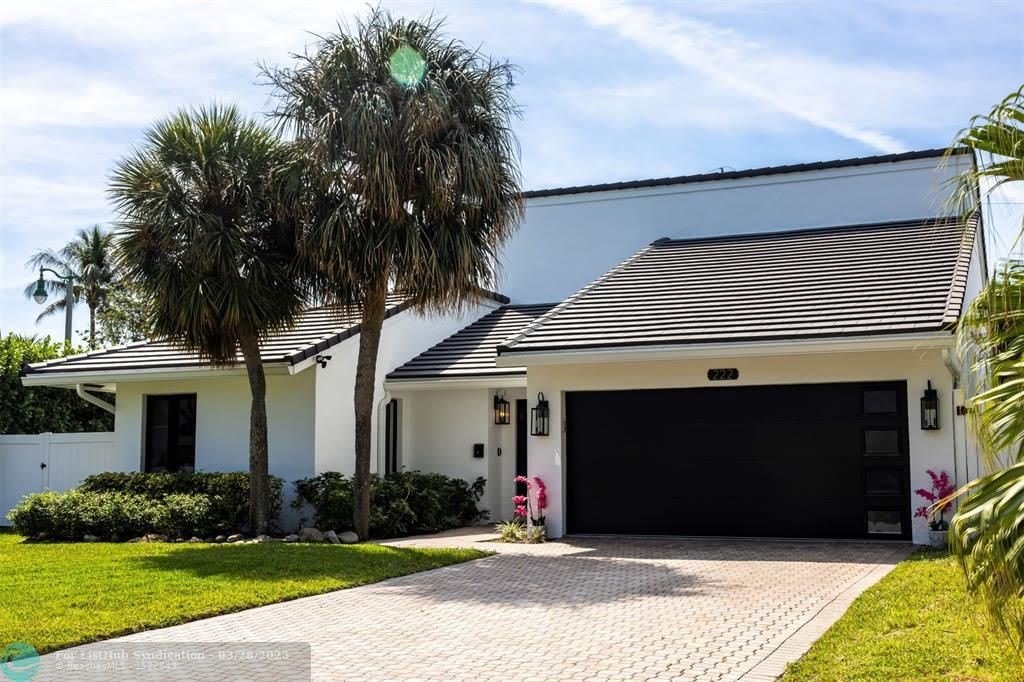 222 N Tradewinds Ave