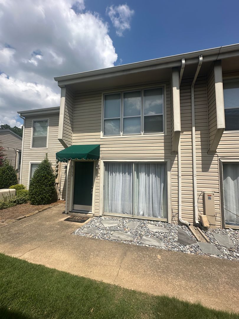 1BD/1BA Townhouse located on the Germantown/Memphis Line!
