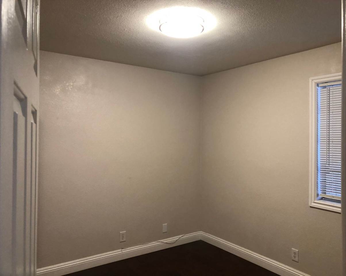 4 BEDROOM / 2 BATH SINGLE FAMILY HOME W/ CASITA