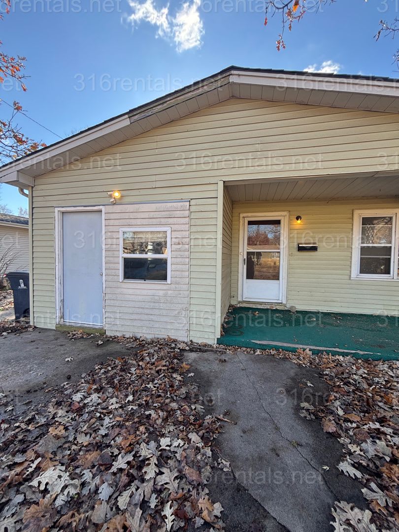 $1,100 - 3 bedroom 1 bathroom - Single Family Home