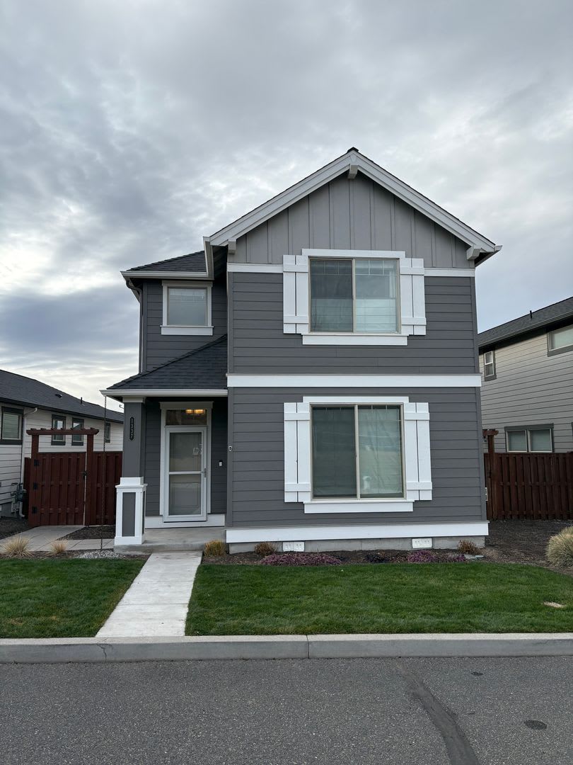 Newer 3 Bedroom / 2.5 Bathroom + Loft in the Ochoco Pointe Community