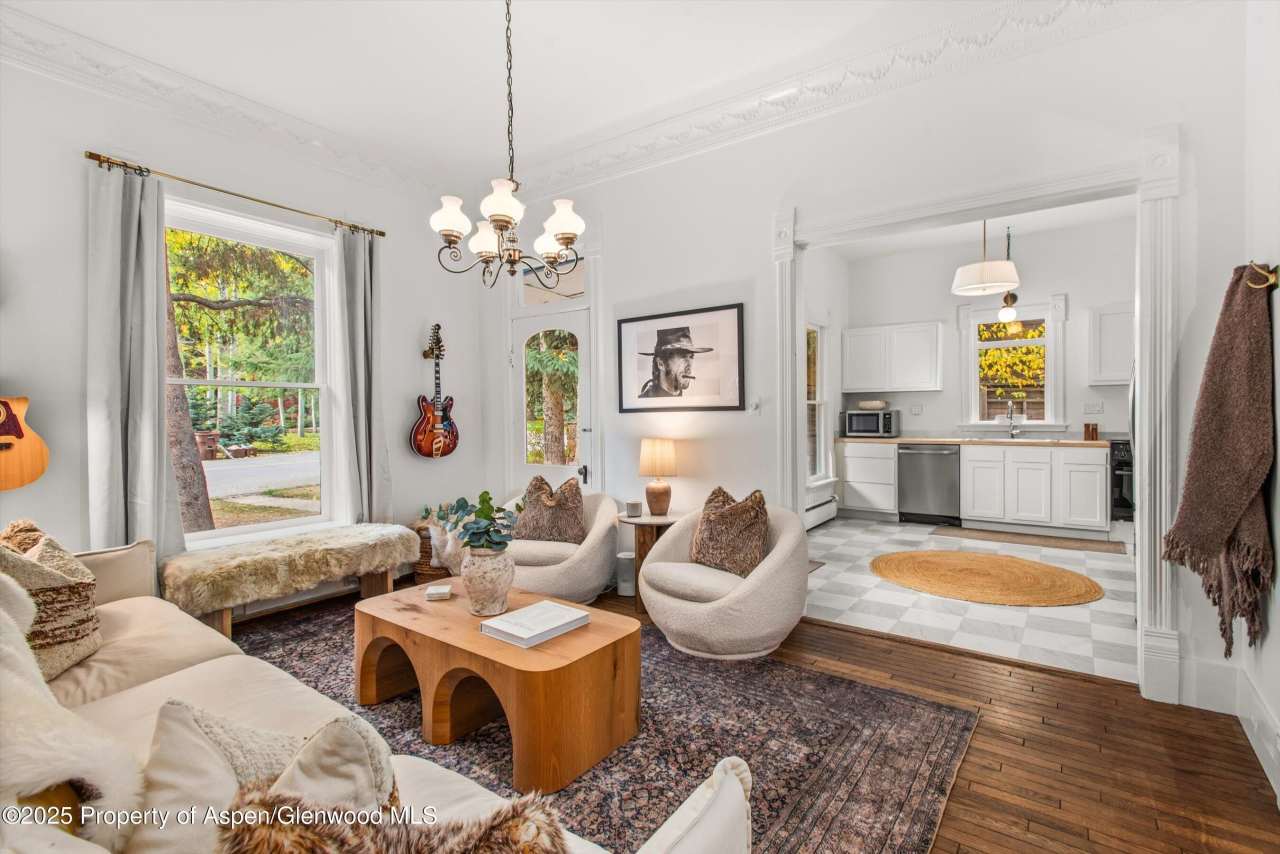 406 W Smuggler Street