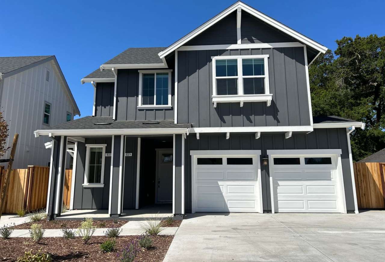 2 Months Free Rent! Welcome to Rincon Meadows! Upper 3 bed 2 bath townhome with detached garage