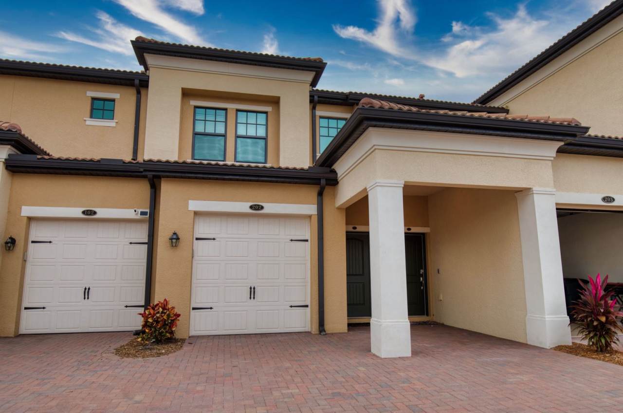 Seasonal Short-Term Sought after Sarasota National (Social Membership) with resort like Amenities!