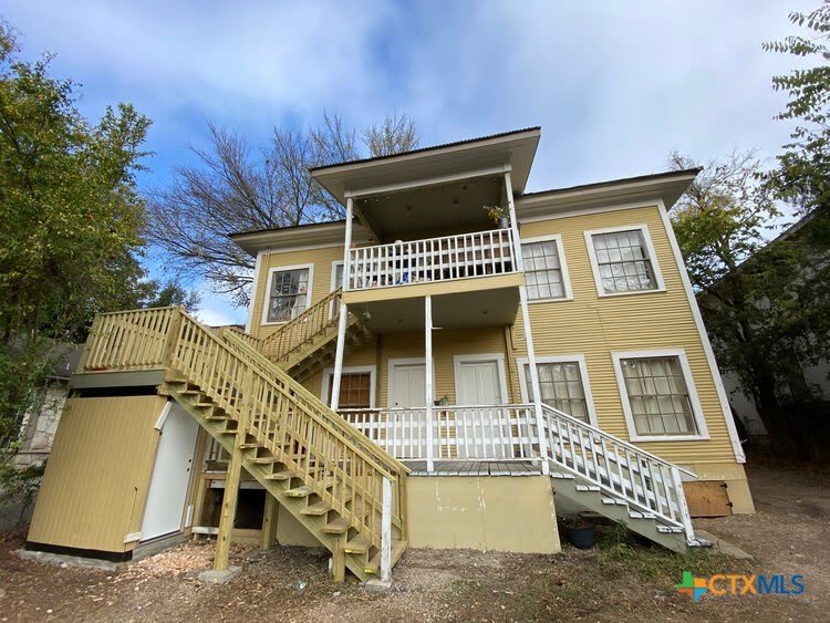 323 W Hutchison Street