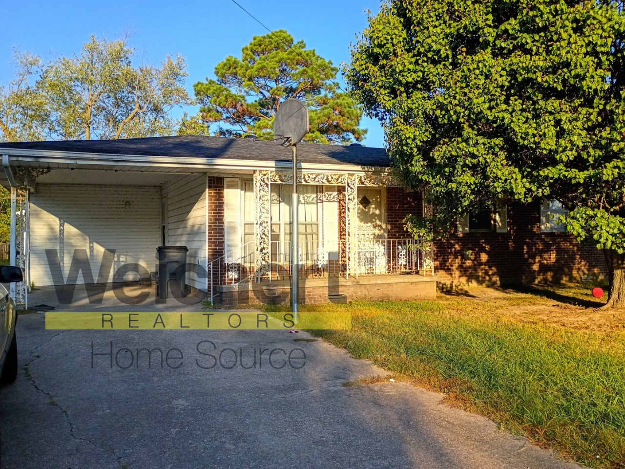 3-Bed Home with Great Garage/Shop  Convenient Location