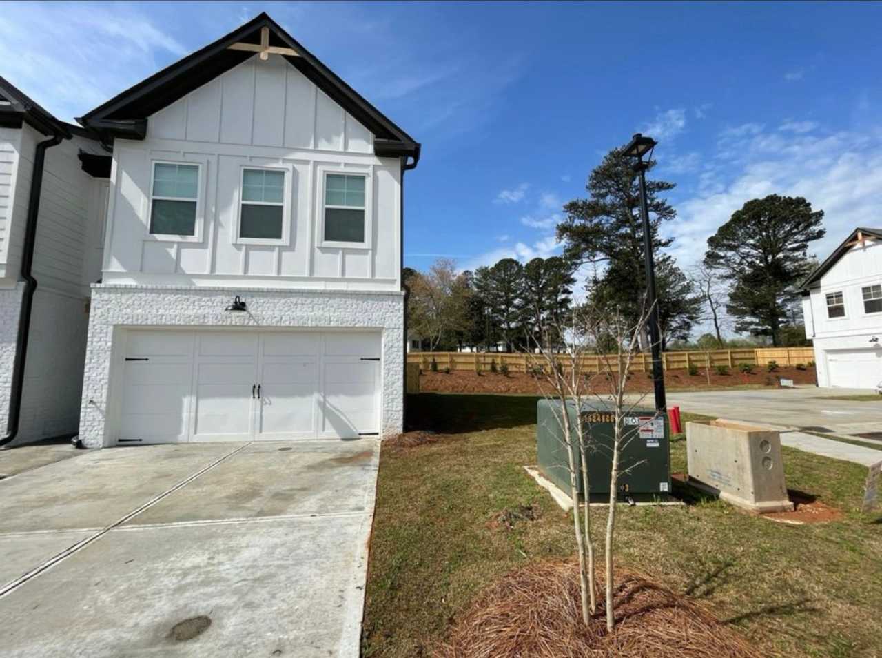 Beautiful end unit townhouse in the Townes of Auburn