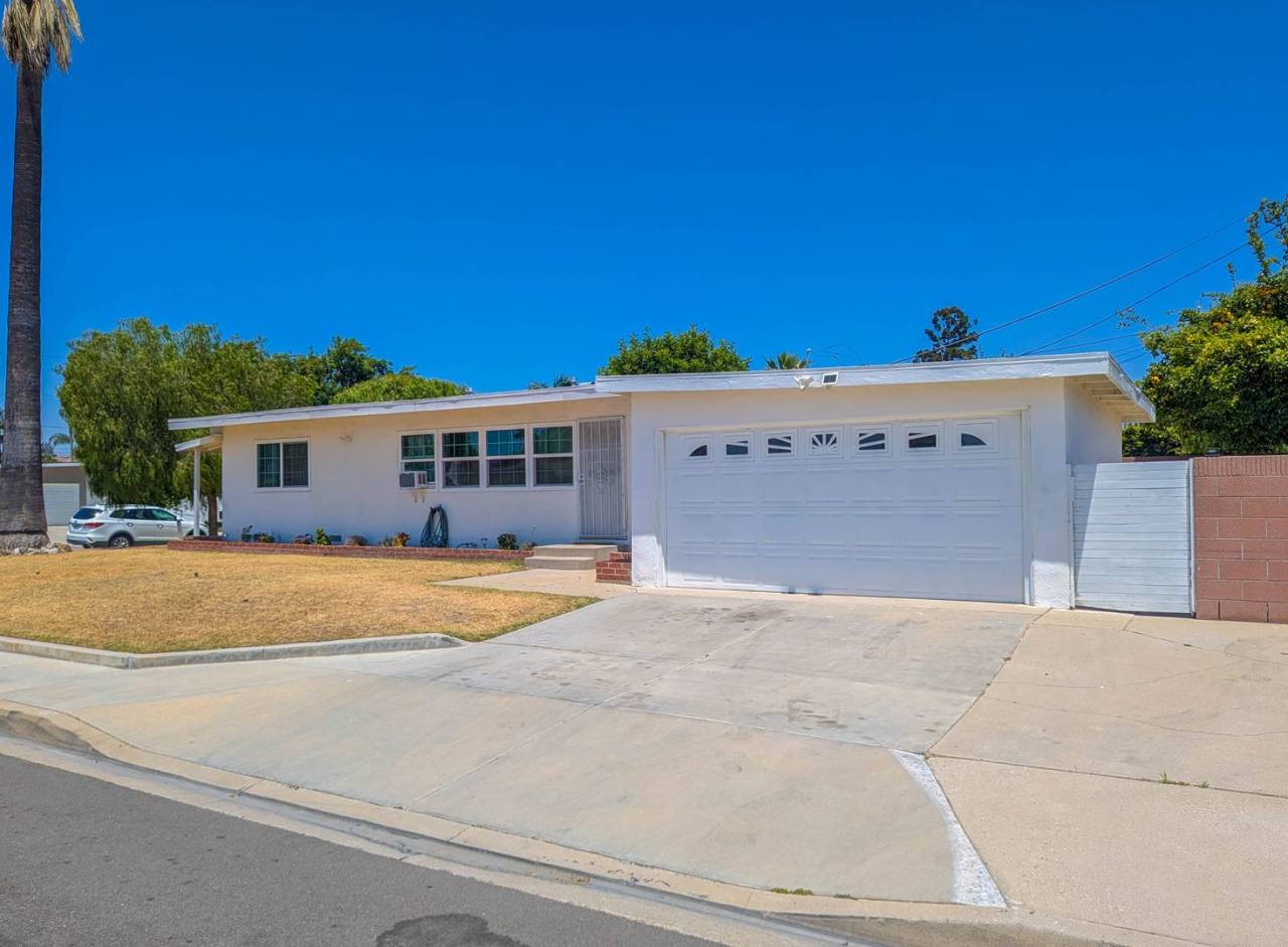 Cozy 3 Bedroom in Artesia!