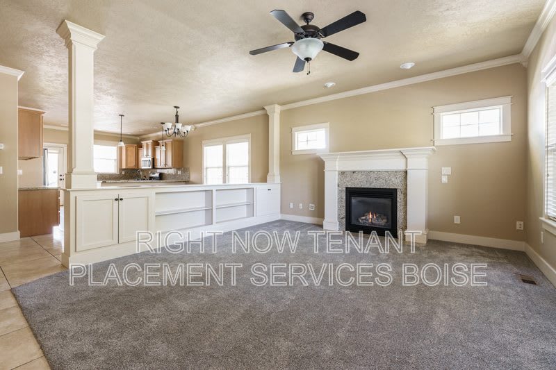 994 E Winding Creek Dr