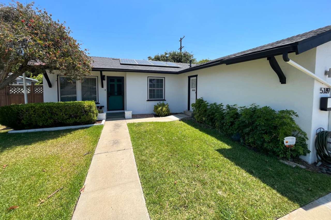 Beatiful 3 bedroom 2 bathroom in the heart of North Clairmount Solar included