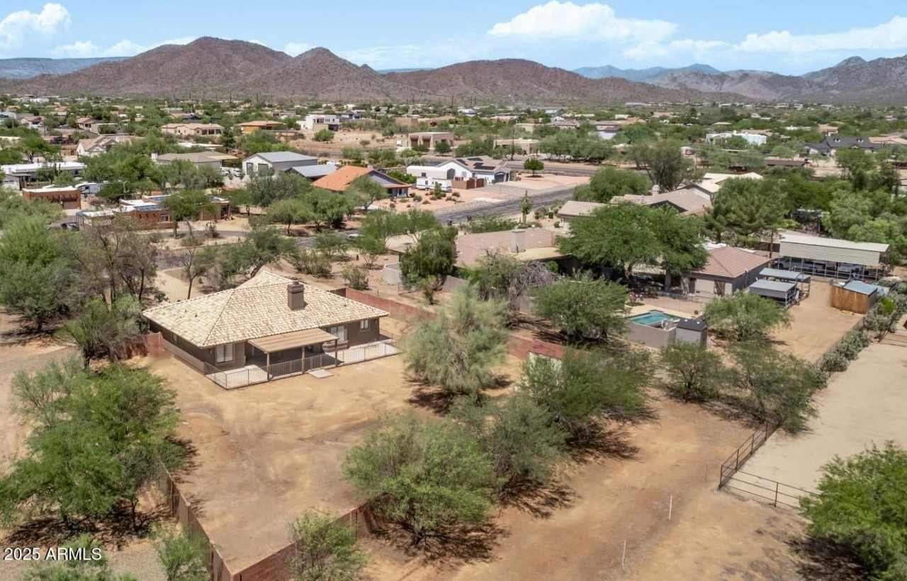 501 E DESERT HILLS ESTATE Drive