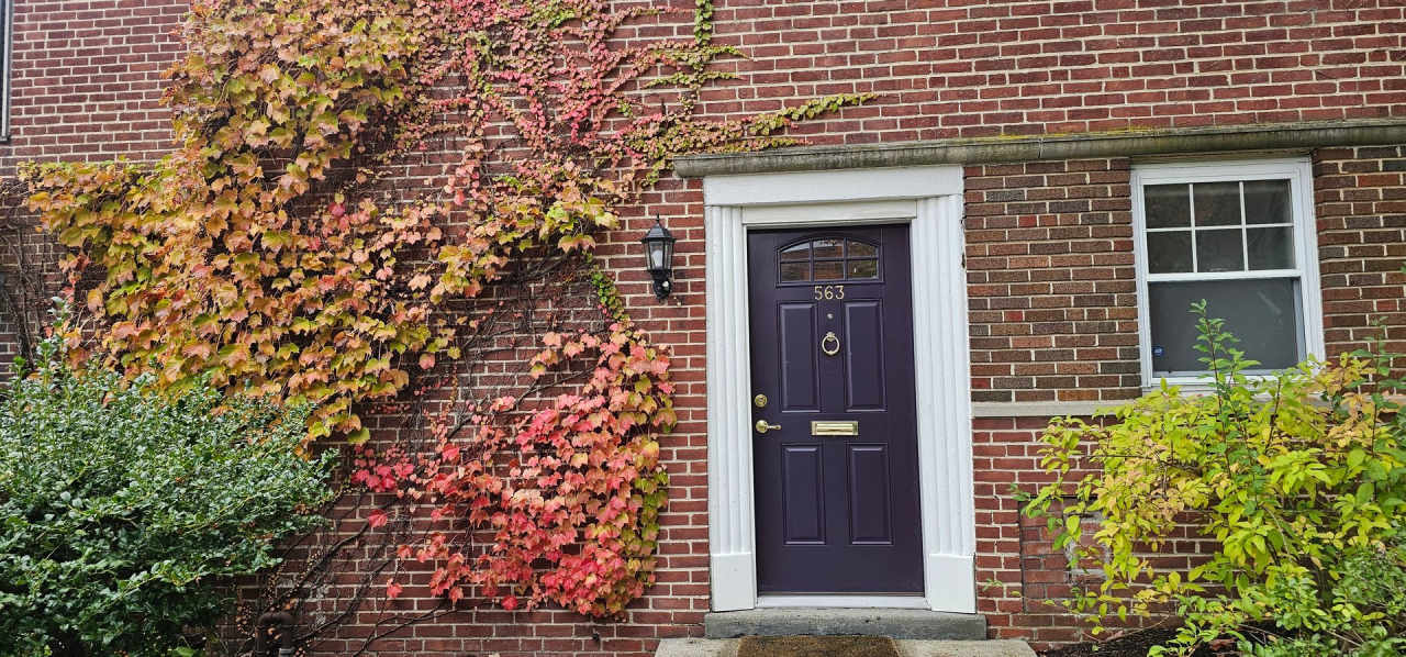 Spacious, open layout townhouse on beautifully landscaped grounds