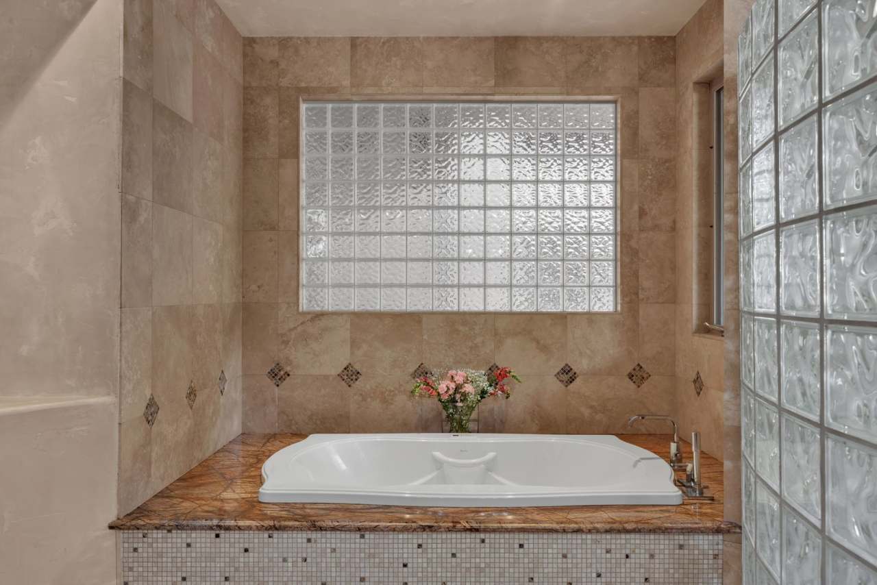 Island Elegance: 4-Bedroom Luxury Retreat with Infinity Pool