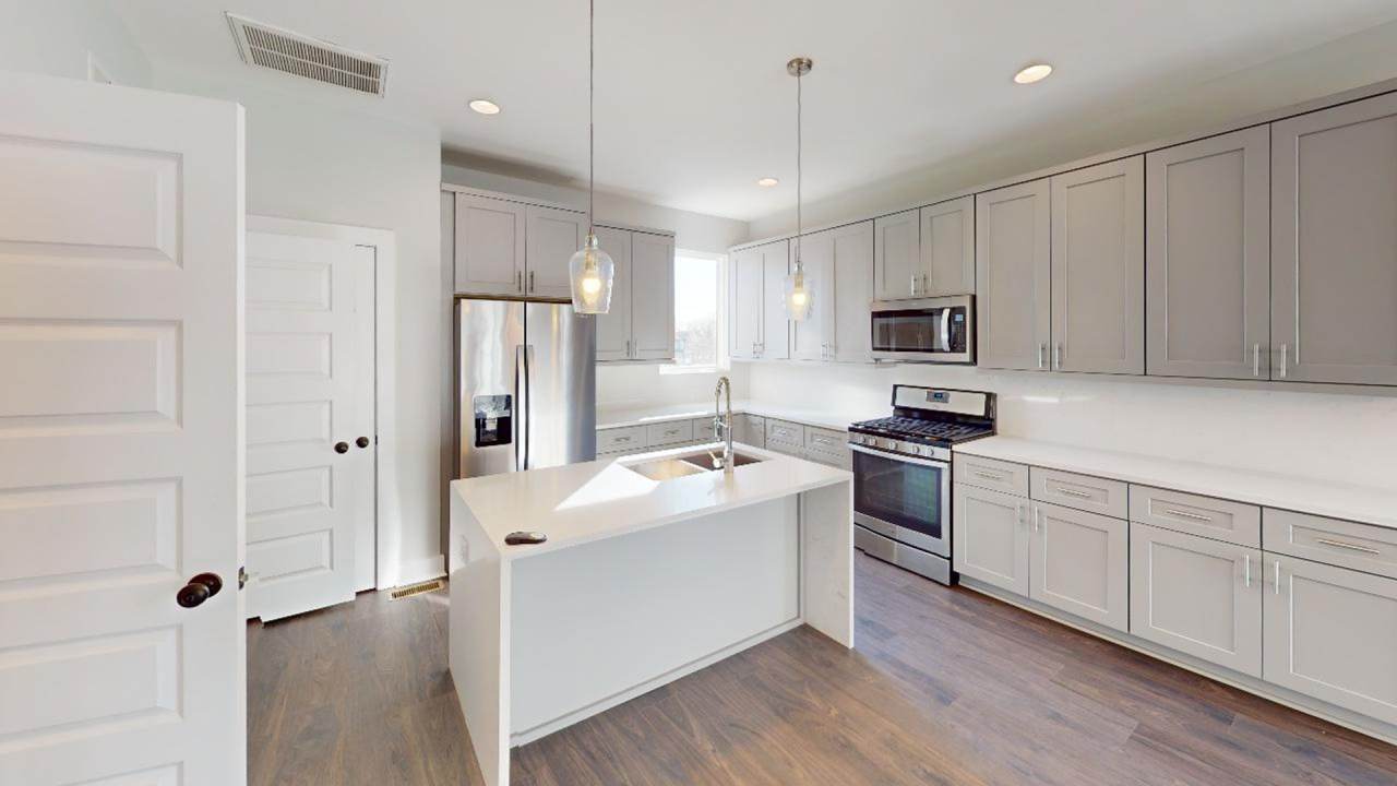 3 story townhome in Seversville!