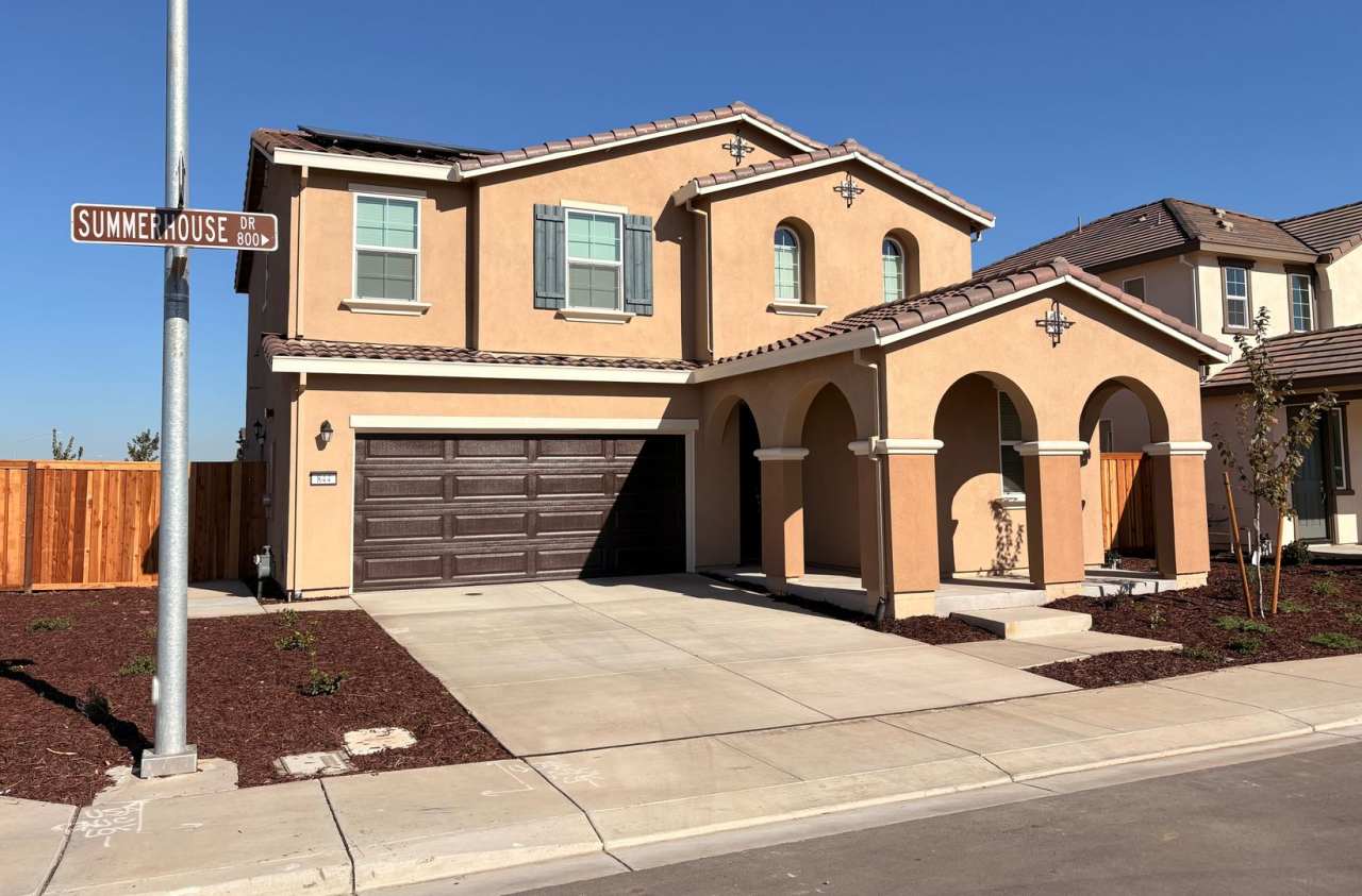 2 WEEKS FREE RENT January Special - Beautiful 2 Story Home Ready To Be Home!