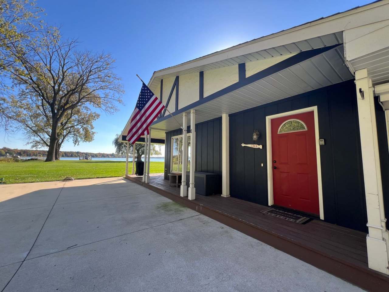 Cozy 4 Bedroom Home on Lakefront (Fully Furnished)