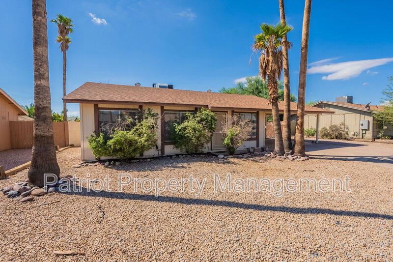 815 W Westchester Ave