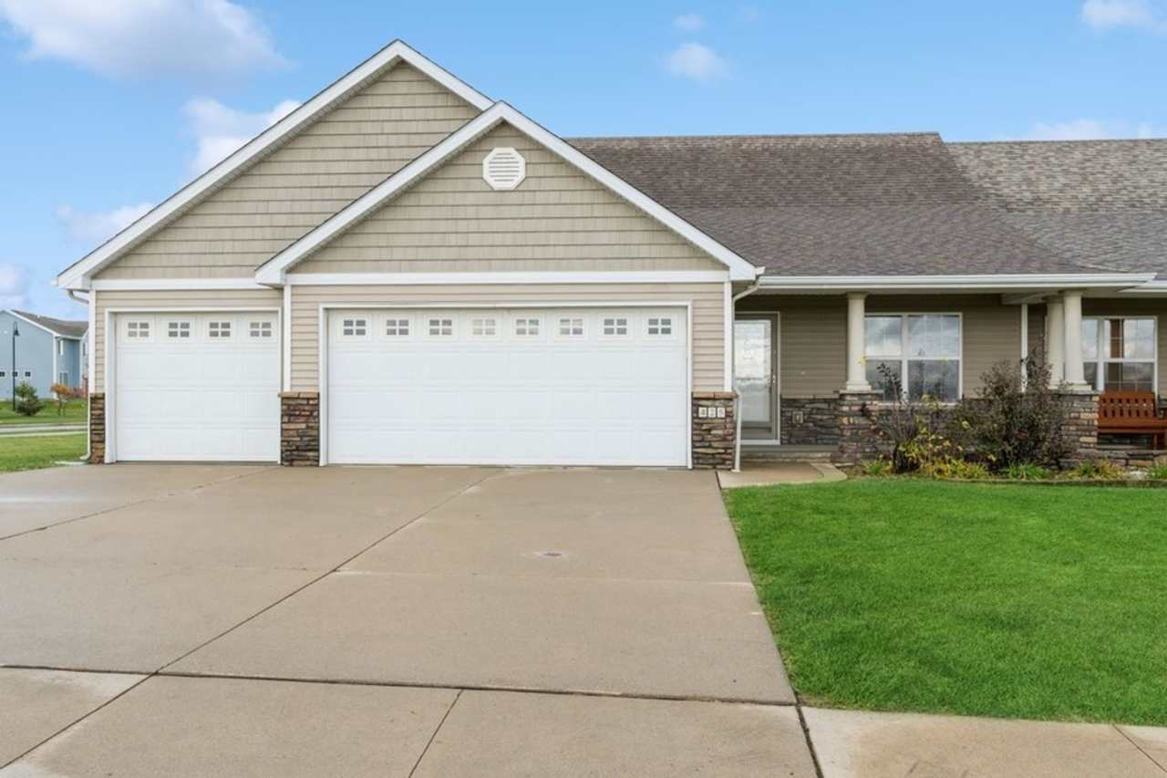 Leasing Special!! $500 off 1st Months' rent if move in is before 2/15! your Your Dream 3-Bedroom with Open Concept Living!