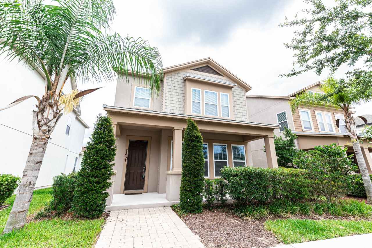 AVAILABLE ON 06/01 - 3 bedroom and 2.5 bathroom home in the heart of Windermere!