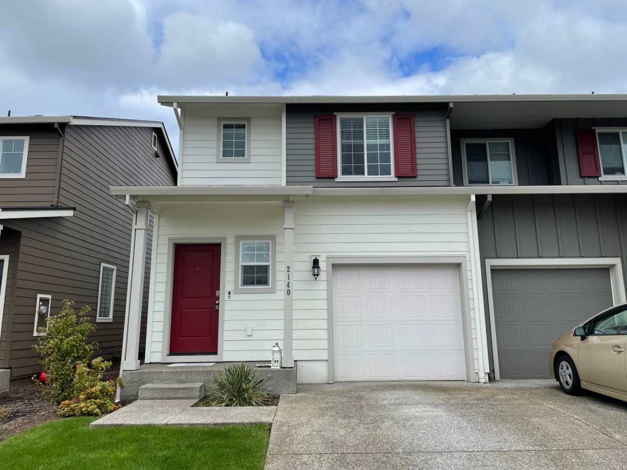 ***Month To Month Only***GORGEOUS 3 Bed 2.5 Bath Townhome in Vancouver! Stainless Steel Appliances! Amazing Location! Fenced Yard!