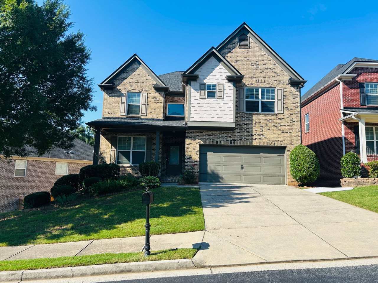 Huge 5 bedroom, 4 bathroom home located in Johns Creek! Must see!