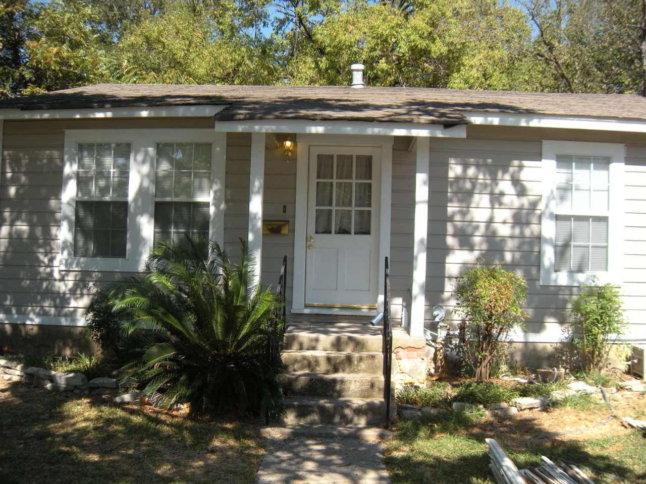 CUTEST COTTAGE IN ROSEDALE - 2BD / 1BA - Wood Floors - Huge Yard - $1800