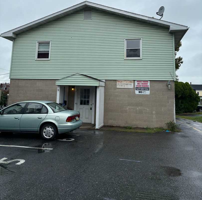 2 Bedroom 1 bathroom with Downtown Convenience- Move in Ready