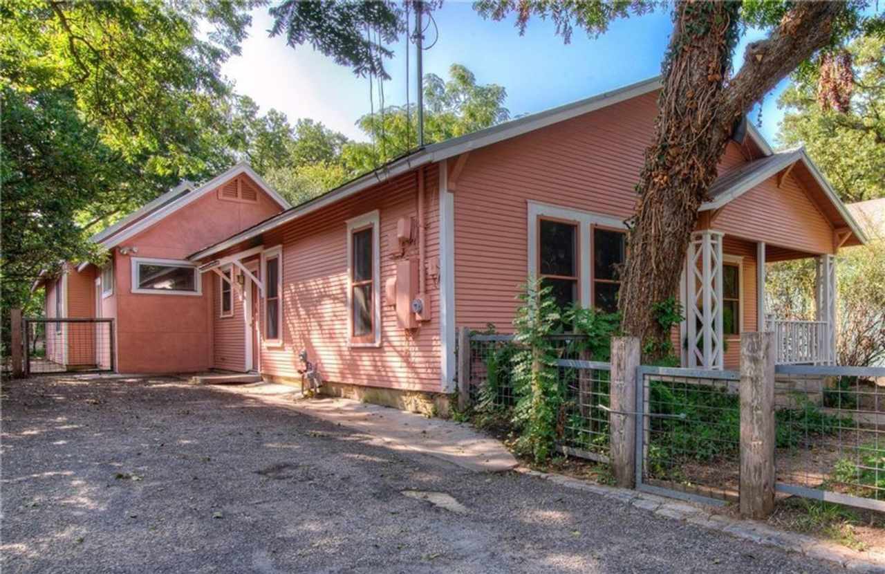 Gorgeous Hyde Park 7 bed House featuring flexible, updated floor plan.