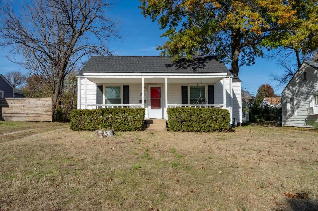 Cute Tulsa Home Available Now! 2 bedrooms and 1 bath