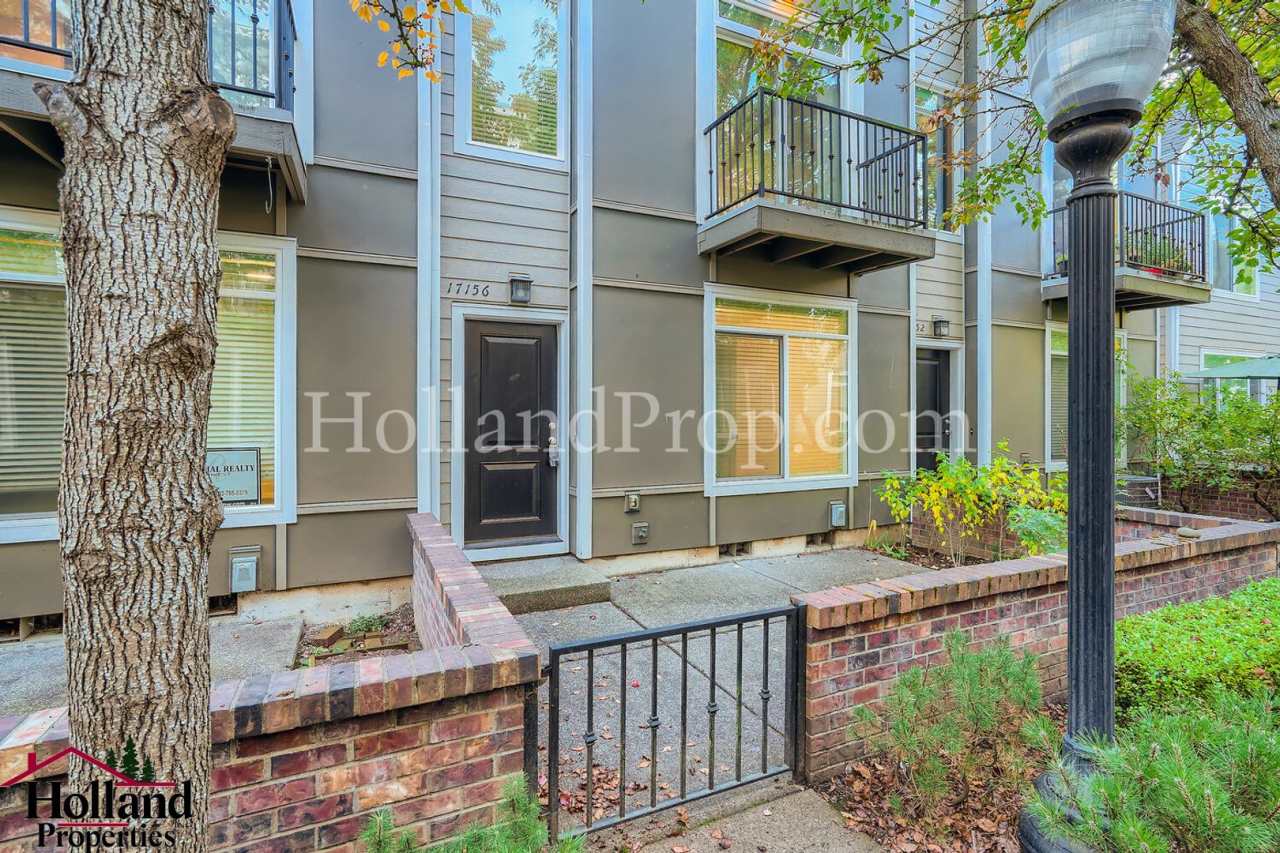 $200 off the first full month's rent - Fabulous 2 Bed 2.5 Bath Townhome in Hillsboro!